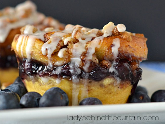 Cinnamon Blueberry Crumble Muffins