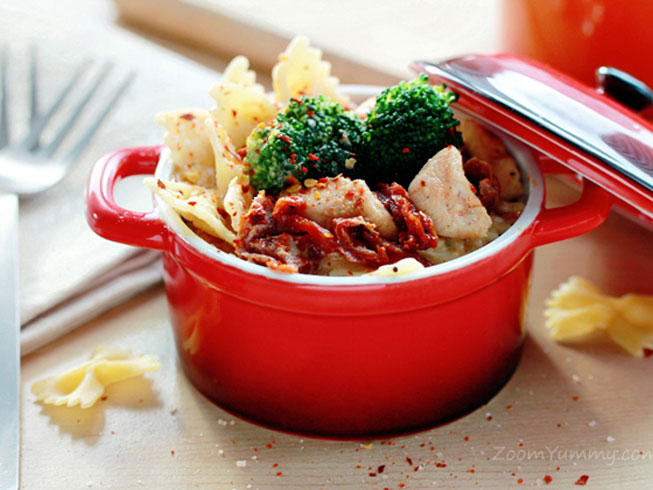 Cheesy Pasta With Chicken, Broccoli And Sun Dried Tomatoes