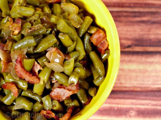 recipe for country-style green beans with bacon, onions and balsamic vinegar